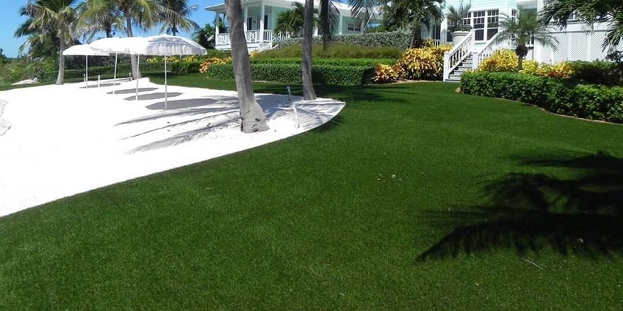 DuPont™ ForeverLawn® Select Synthetic Grass in beachfront backyard